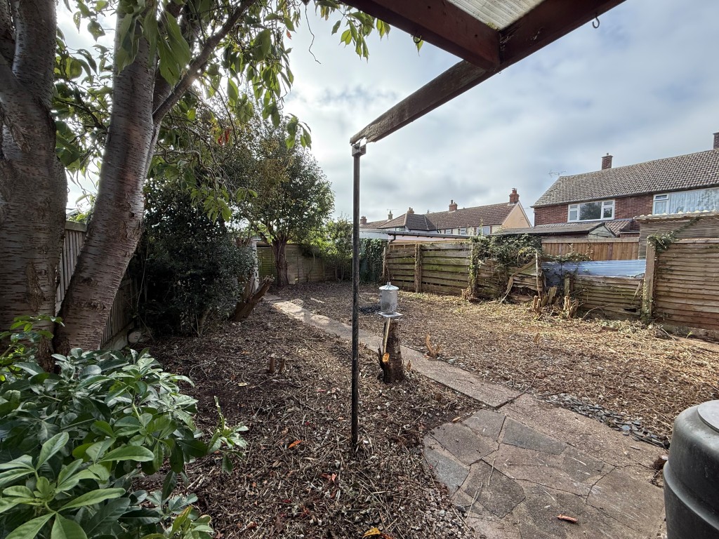 Lot: 163 - THREE-BEDROOM DETACHED HOUSE FOR IMPROVEMENT - Overview shot of garden